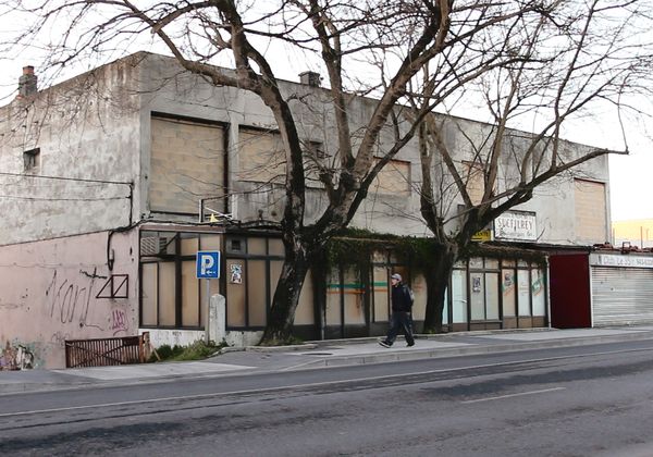 Jorge Oteiza eta Néstor Basterretxea artistak bizi izan ziren etxean barrena egindako ibilbidea, gaur egun abandonatua